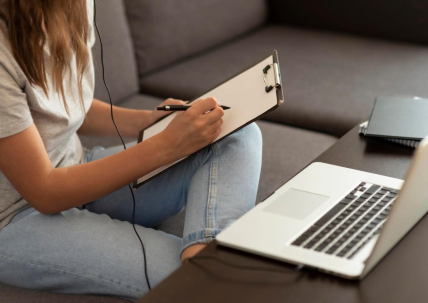 Estudiante analizando gráficos financieros en múltiples pantallas durante una sesión práctica de trading