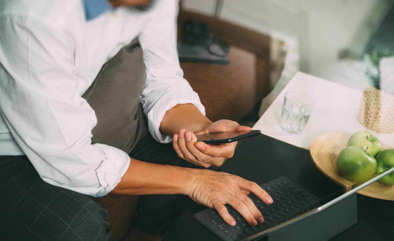 Ambiente de estudio moderno con múltiples monitores mostrando gráficos de análisis financiero