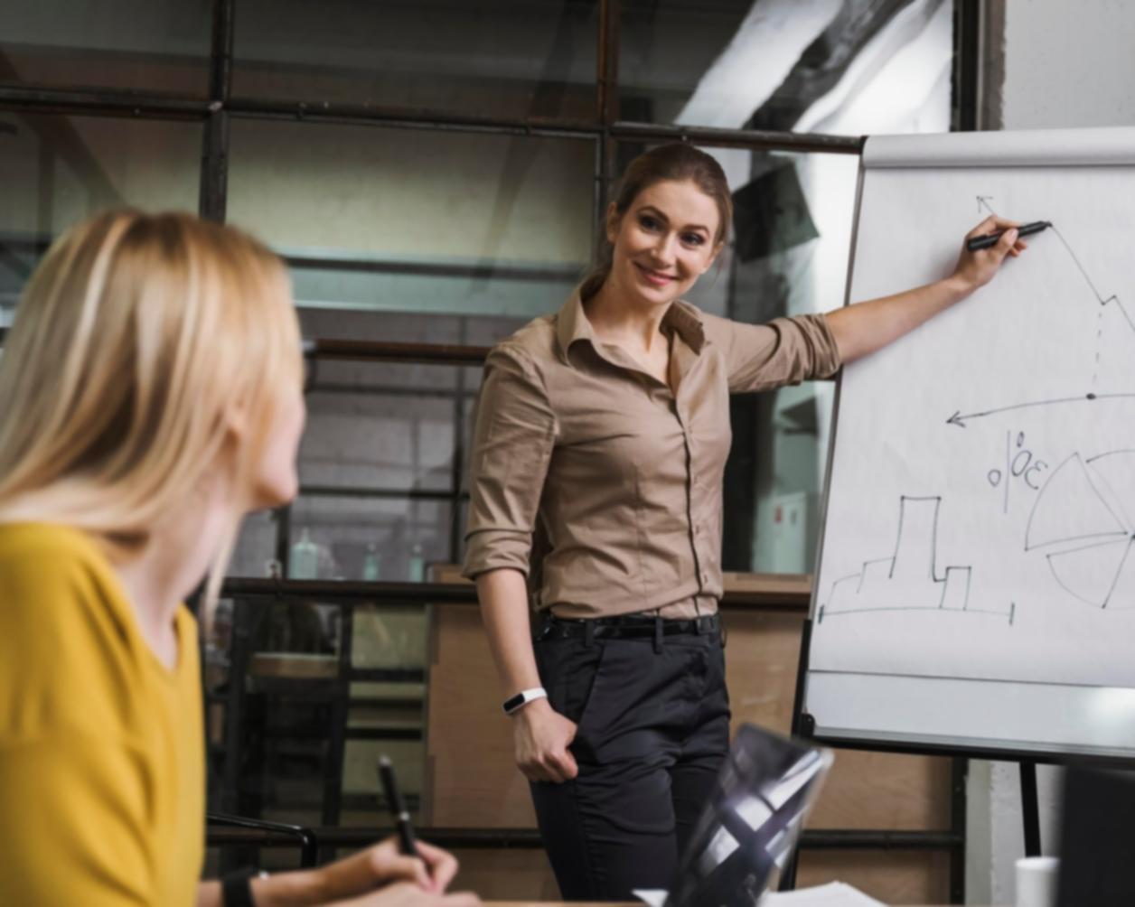 Equipo de análisis trabajando con datos financieros