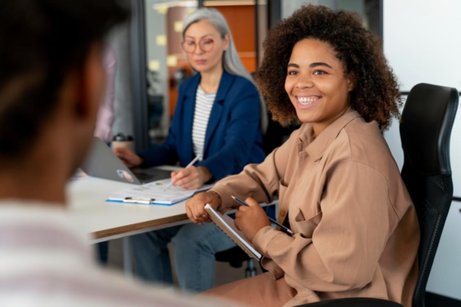 Gráficos y análisis técnico en pantallas de trading