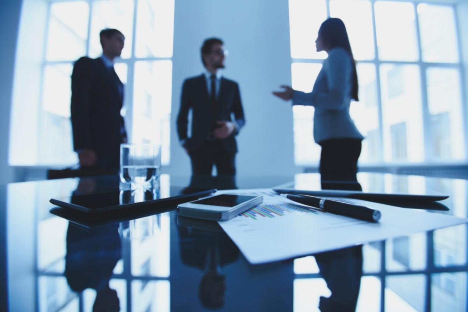 Sala de análisis con múltiples pantallas financieras